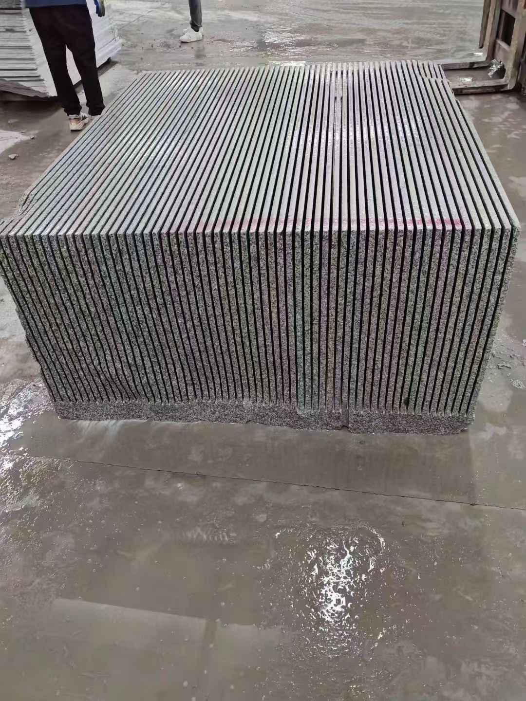 资阳芝麻白毛板荒料切割